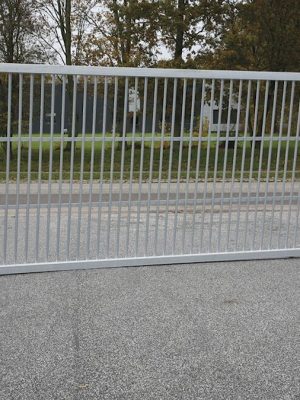 Stærð vallarins 500 x 200 cm með lokuðum hliðum. Heilsuðið heitgalvaniserað stál.