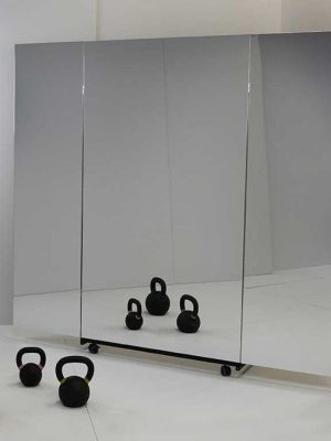 Samanbrjótanlegur spegilveggur á hjólum. Spegilflötur: 175 × 280 cm.