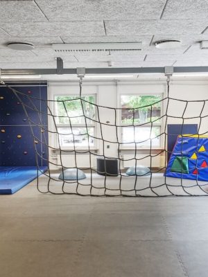 Mótorbraut allt að 5 m, frá vegg til veggs. Innifalin eru 4 rennifestingar.