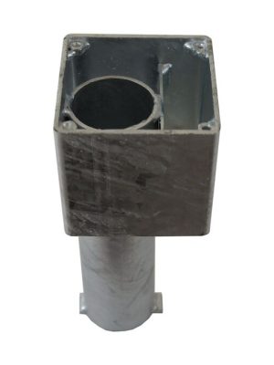 Stálhylki fyrir gervigrasvelli. Með innbyggðu loki sem er fest með keðju.