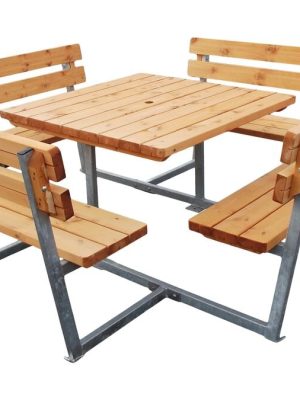 Borðbekkjasett með fjórum hliðum úr brúnlakkuðu furuviði. Rammi úr galvaniseruðu stáli.