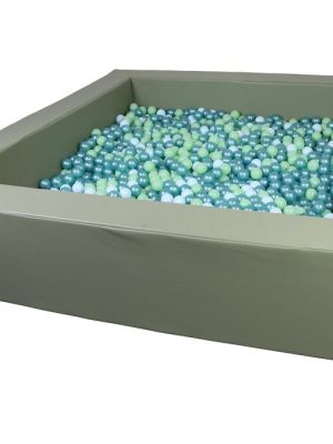 Stór froðukúlulaug. Ytri mál: 250 x 250 x 50 cm.